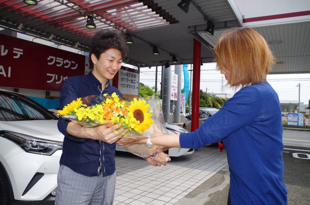 納車祝いの華やかなお花束をご注文頂いています フラワーギフト お花の専門店 本郷台花う